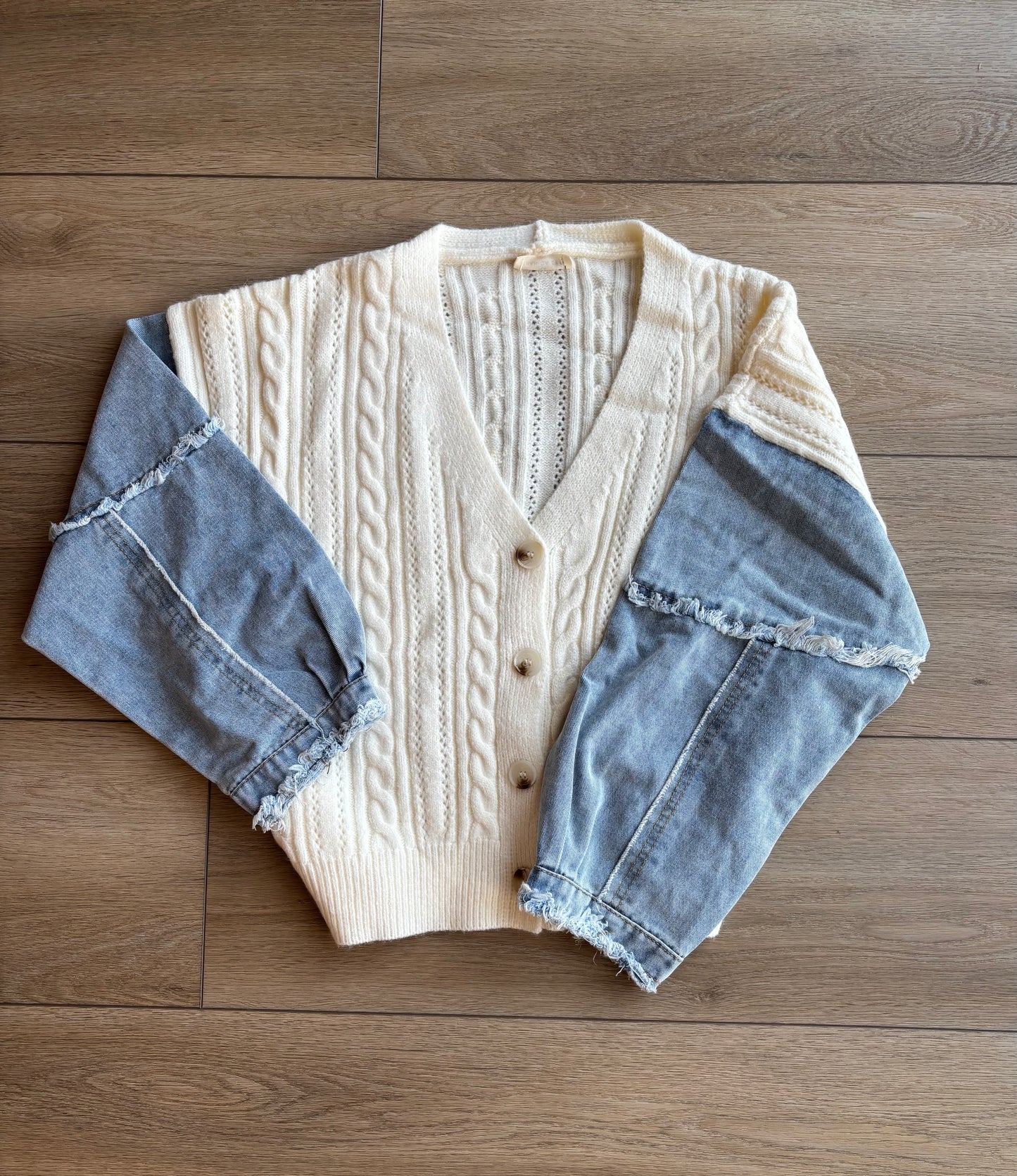 FRAYED DENIM SLEEVE CABLE KNIT CARDIGAN